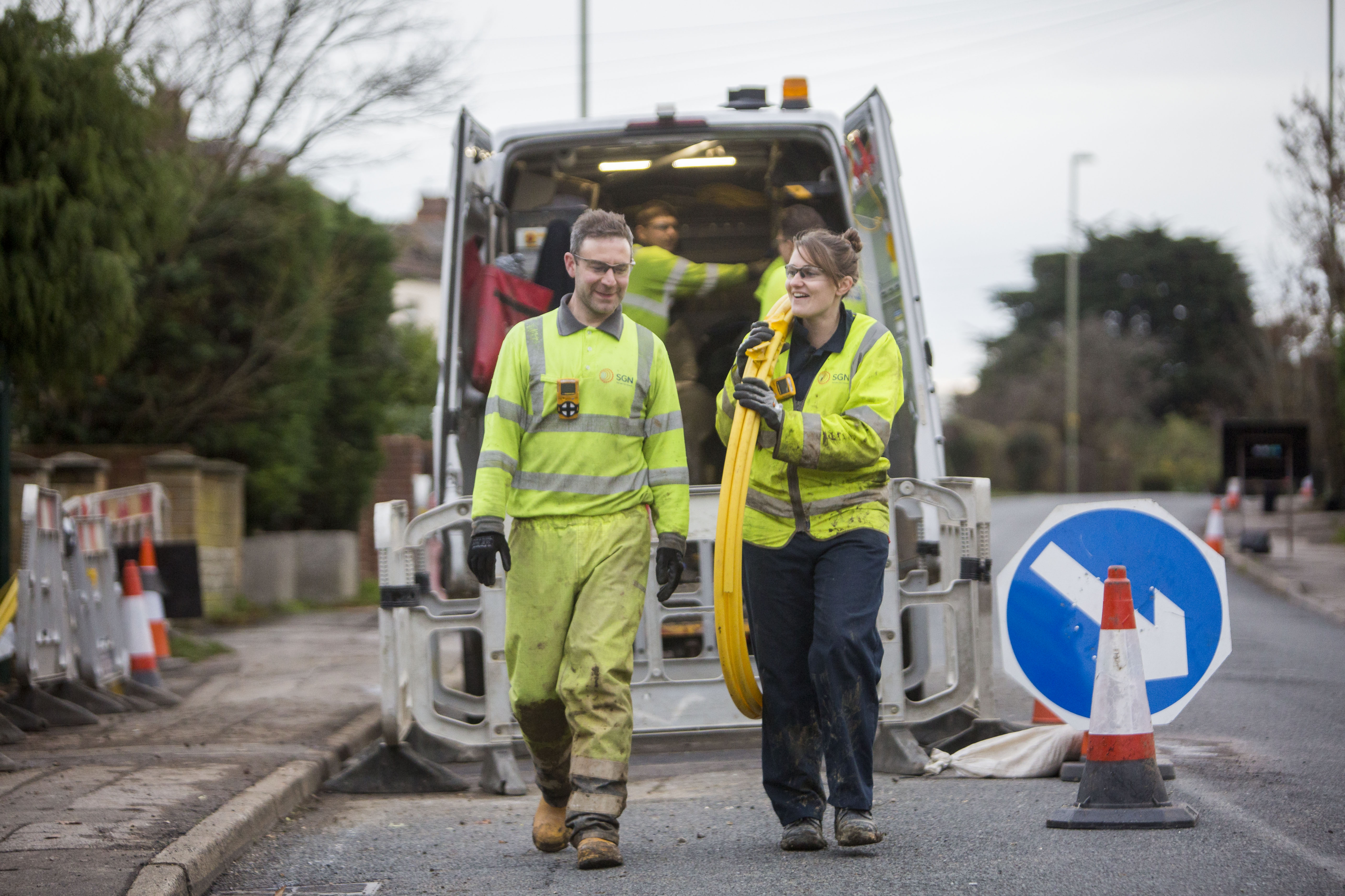 SGN engineers working to replace iron gas mains